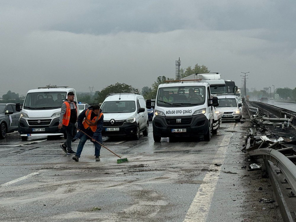 Makas atan TIR bariyere çarptı, İstanbul yönü trafiğe kapandı - 3