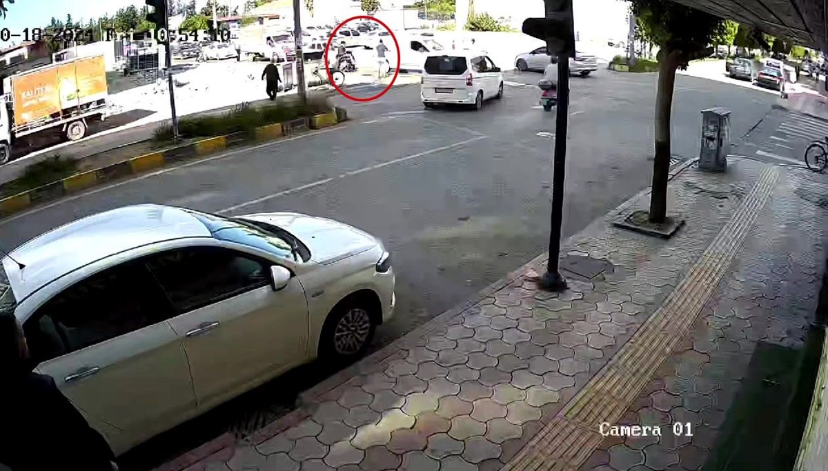Trafikte tartıştığı iki kişiyi aracıyla ezmeye çalıştı Trafikte tartıştığı iki kişiyi aracıyla ezmeye çalıştı