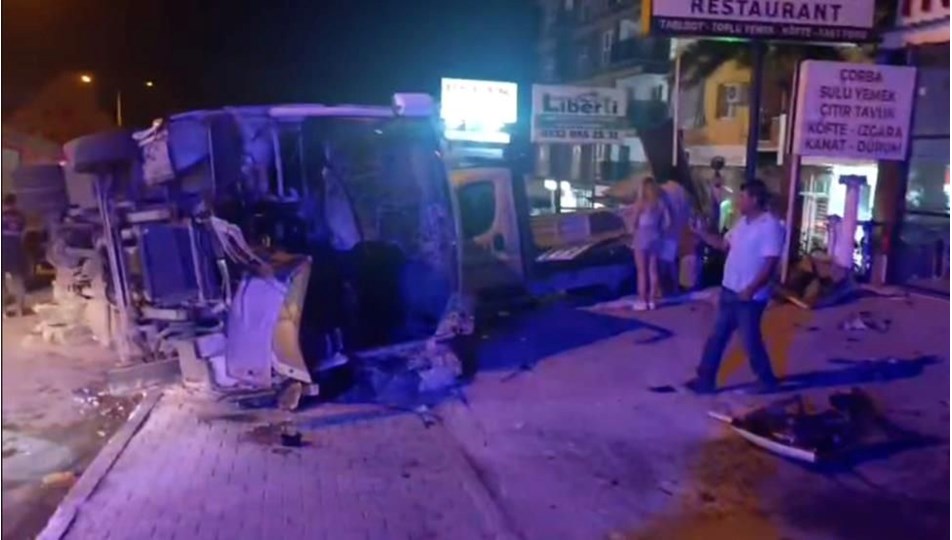 Kuşadası'nda tur midibüsü devrildi: Yaralılar var