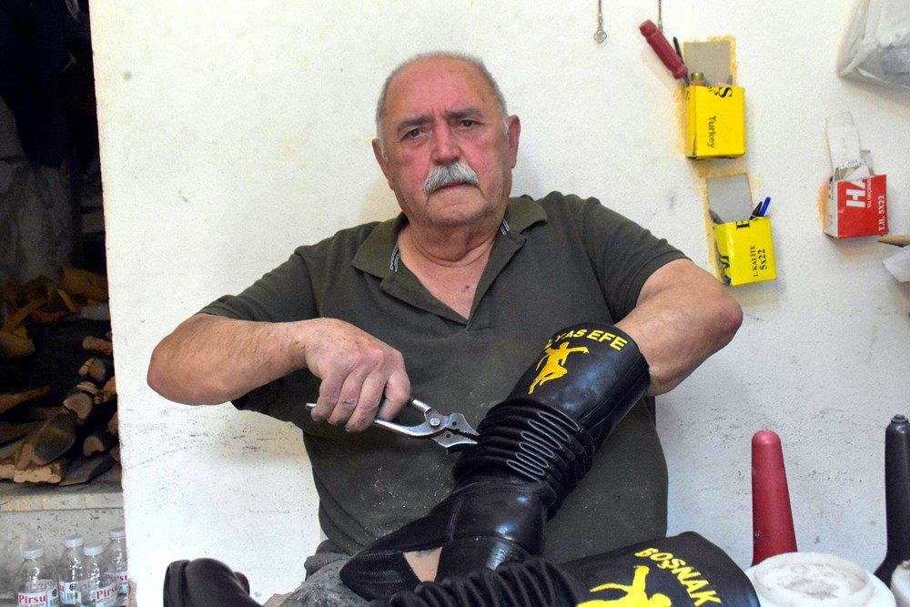 Tireli Hasan usta, 64 yıldır mesleğini sürdürüyor: "Elle yapan öbür usta yok" 78 zJ8VhhLbSEO0KTOkzezVuA