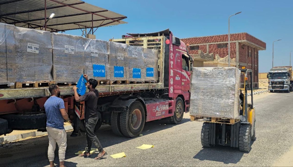 Gazze'ye havadan yardım atmaya başladılar