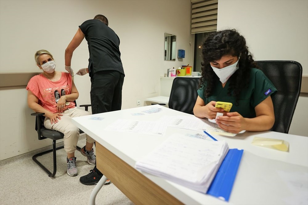 İzmir'de aşı kuyruğu: Yoğunluk akşam da sürdü - 16