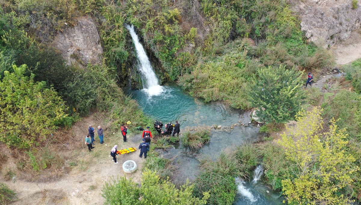 İki çocuğunu boğulmaktan kurtardı, kendisi öldü