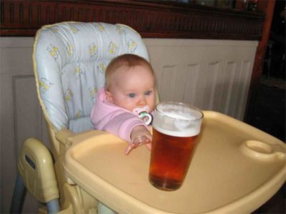Пивные дети. Ребенок с пивом. Малыш с пивом. Пиво для маленьких детей. Дети пьют пиво.