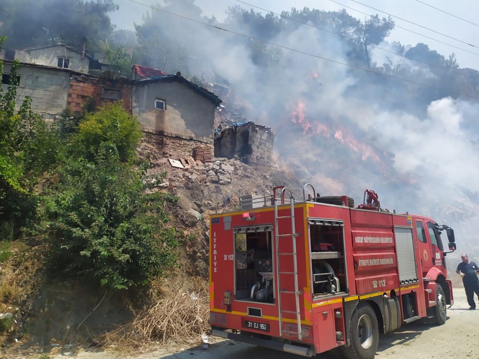 Hatay'da ormanlık alanda çıkan yangın kontrol altına alındı - 1