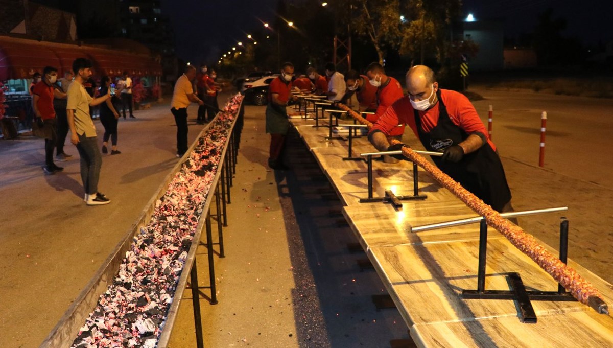Restoranların açılışına havai fişek ve 35 metrelik kebapla kutlama