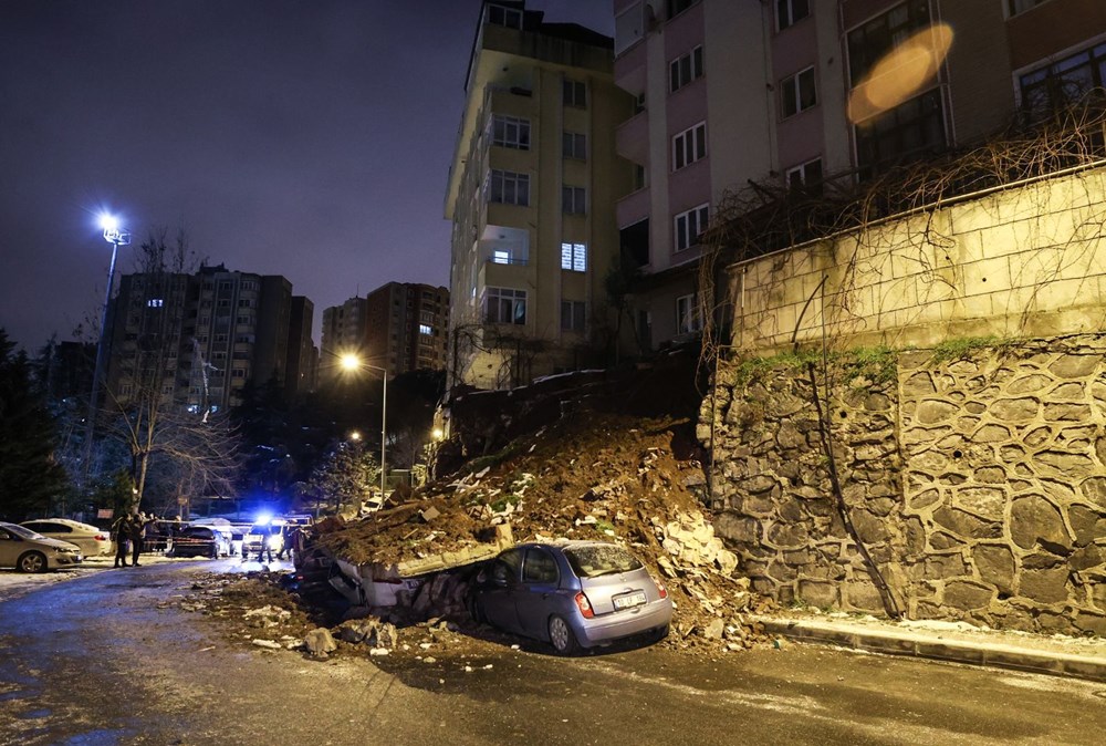 Kağıthane�de istinat duvarı çöktü, 4 araç altında kaldı Son Dakika