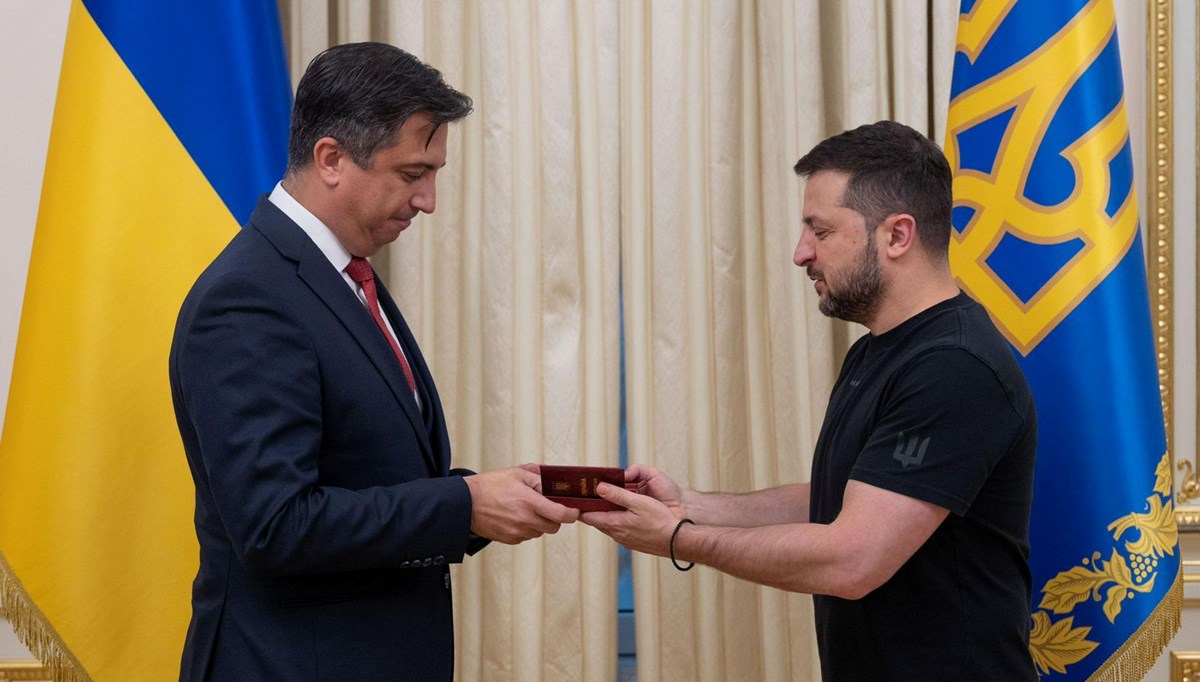 Zelenskiy'den Türkiye'nin Kiev Büyükelçisi'ne Ukrayna 2. Derece Devlet Liyakat Nişanı Zelenskiy'den Türkiye'nin Kiev Büyükelçisi'ne Ukrayna 2. Derece Devlet Liyakat Nişanı