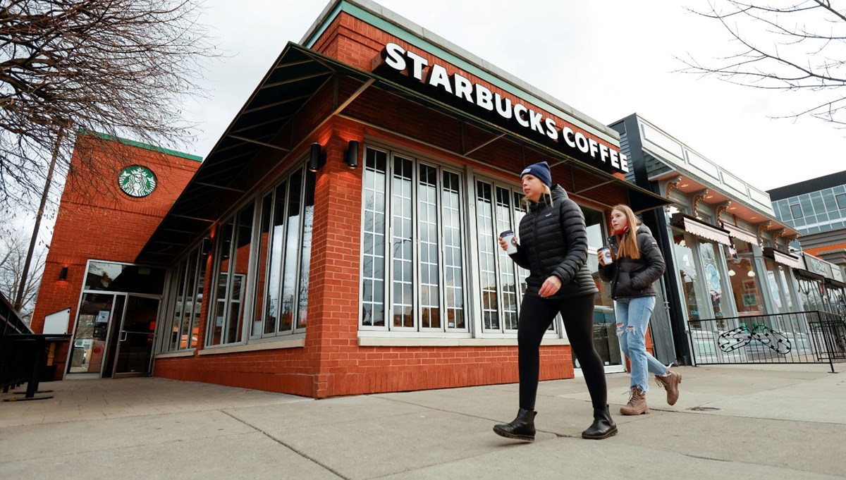 ABD'de Starbucks'tan çalışanlarına aşı ya da haftalık test şartı