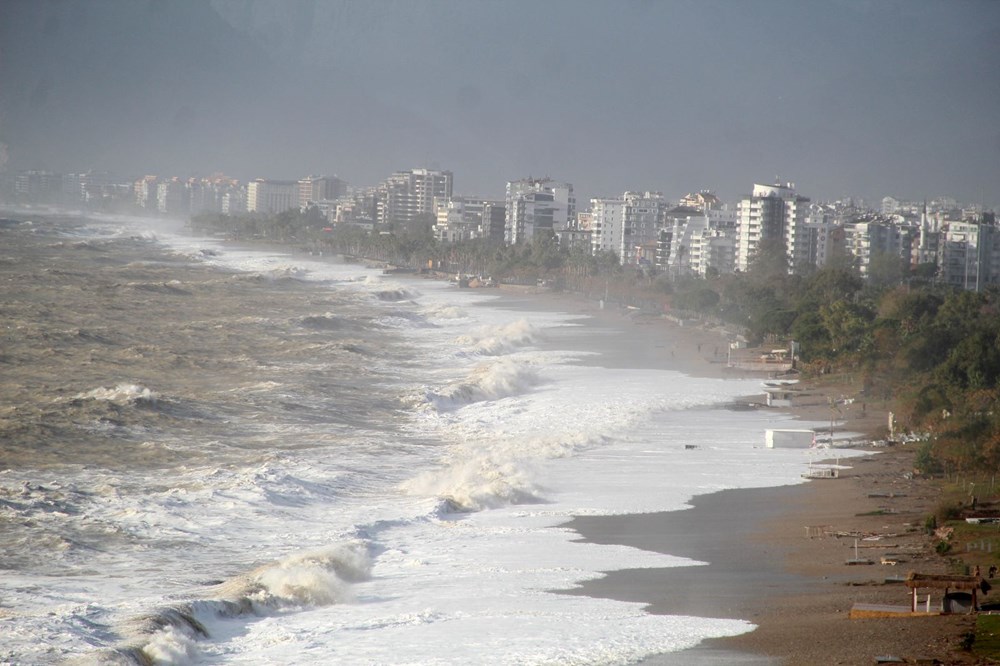 Antalya'da dev dalgalar yat limanını yuttu: 1 tur, 2 balıkçı teknesi battı - 20