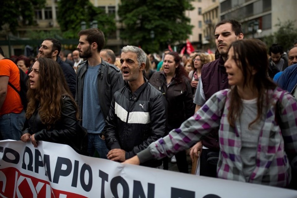 Yunanistan'da göstericiler polisle çatıştı - 1