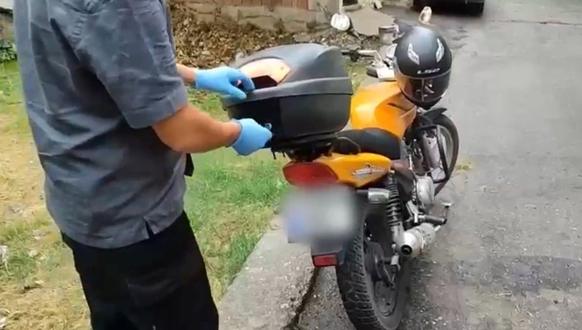 Şüpheli motosikletten uyuşturucu çıktı