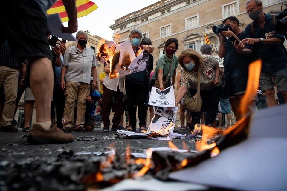 Katalonya'da bağımsızlık yanlıları İspanya Kralı'nın fotoğraflarını yaktı - 1