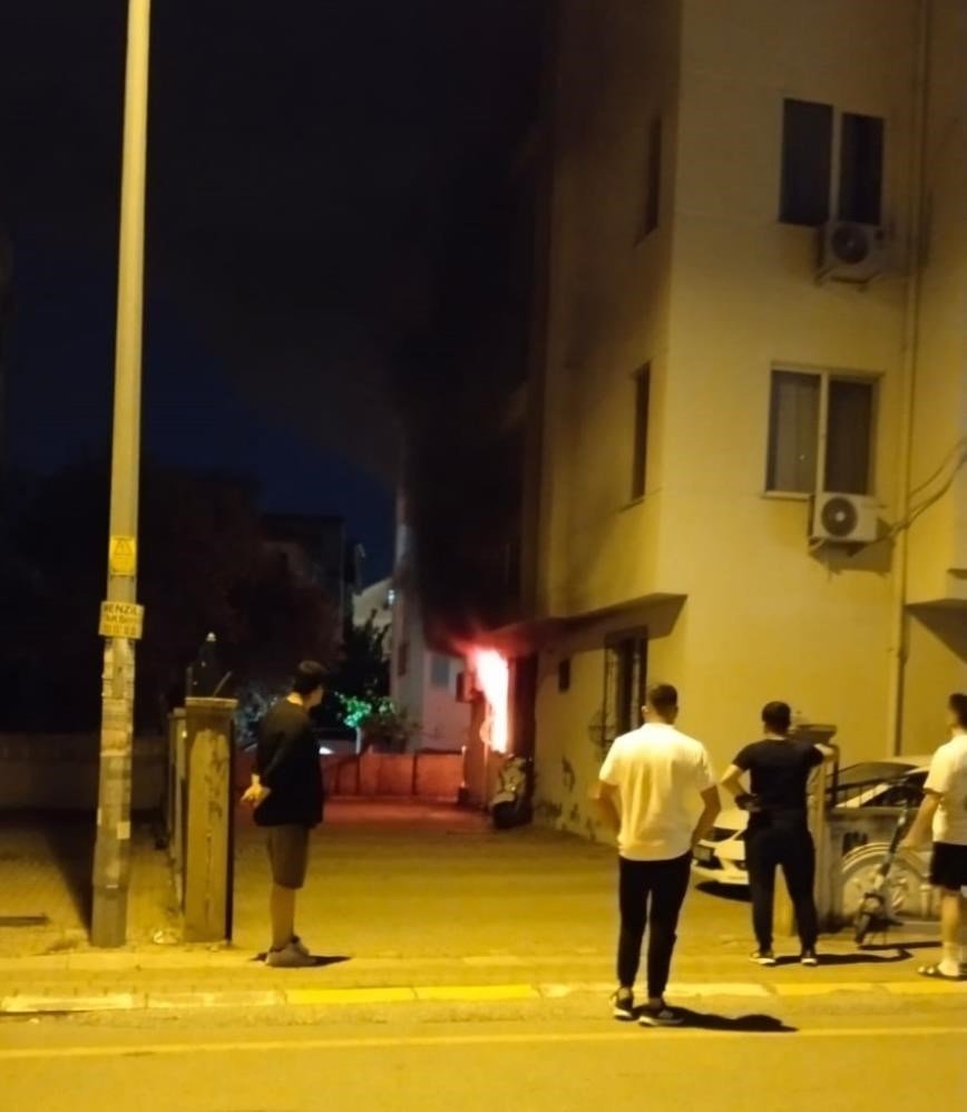Yangın mahalle sakinlerini sokağa döktü.