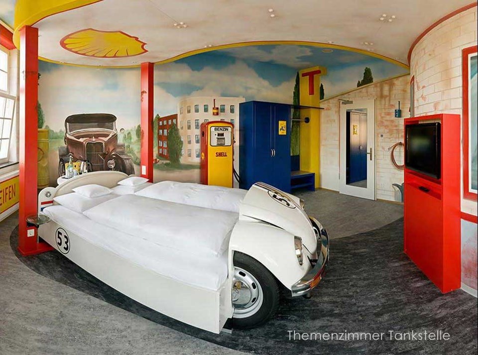 Otomobil severler Almanya’nın Stuttgart şehrine gidip V8 Oteli’nde kalmaktan keyif alabilir - 1