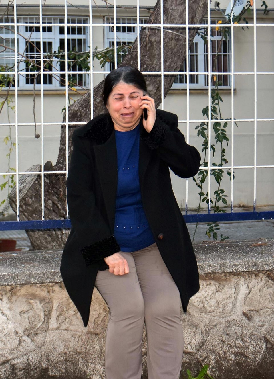 İzmir'de bir kadın tartıştığı eniştesini lise bahçesinde öldürdü - 1
