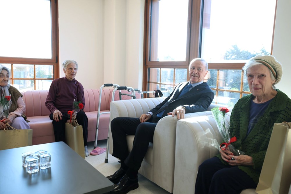Darülaceze sakinleriyle sohbet eden Erdoğan, onlara karanfil hediye etti.