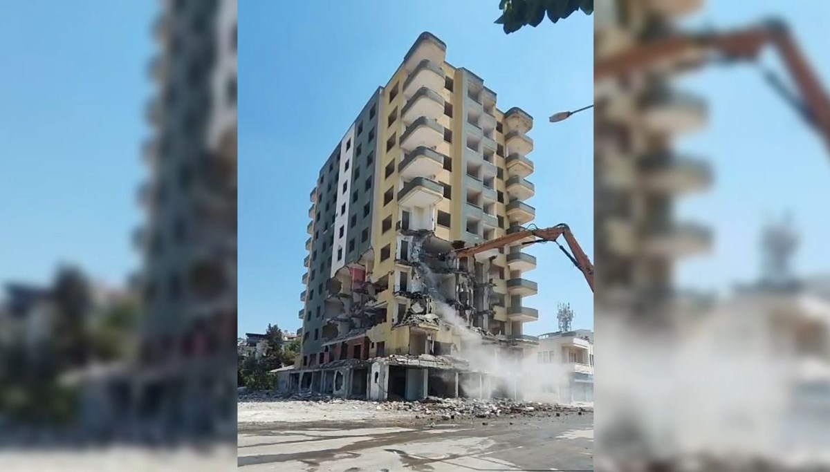 Hasarlı bina yıkılırken çöktü Hasarlı bina yıkılırken çöktü