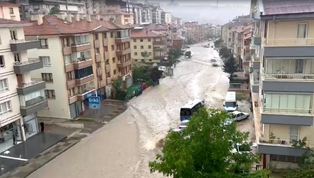 Ankara’da şiddetli sağanak: Yollar göle döndü, evleri su bastı