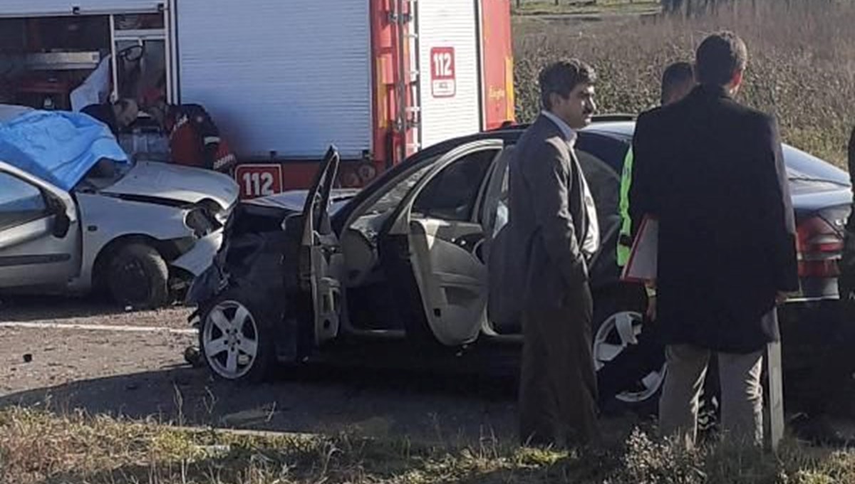 Sakarya'da feci kaza: 1 ölü, 2 yaralı Sakarya'da feci kaza: 1 ölü, 2 yaralı
