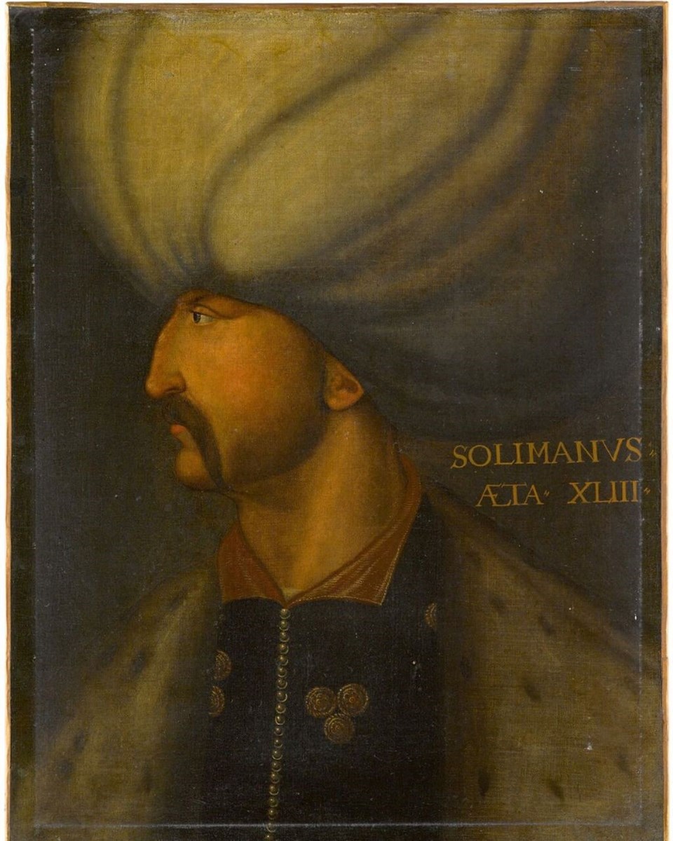 Tablolar arasında bir adet Kanuni Sultan Süleyman portresi de bulunuyor.