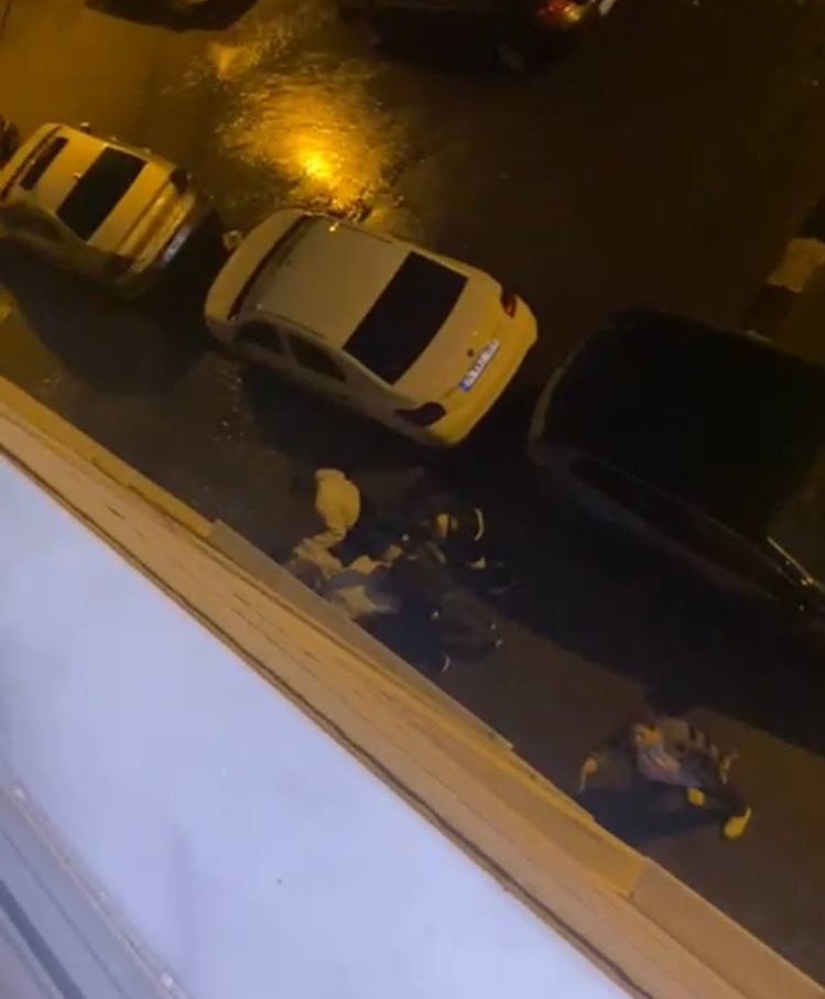 Kavganın ardından yaşananlar çevredeki vatandaşlar tarafından cep telefonu kamerasıyla görüntülendi.