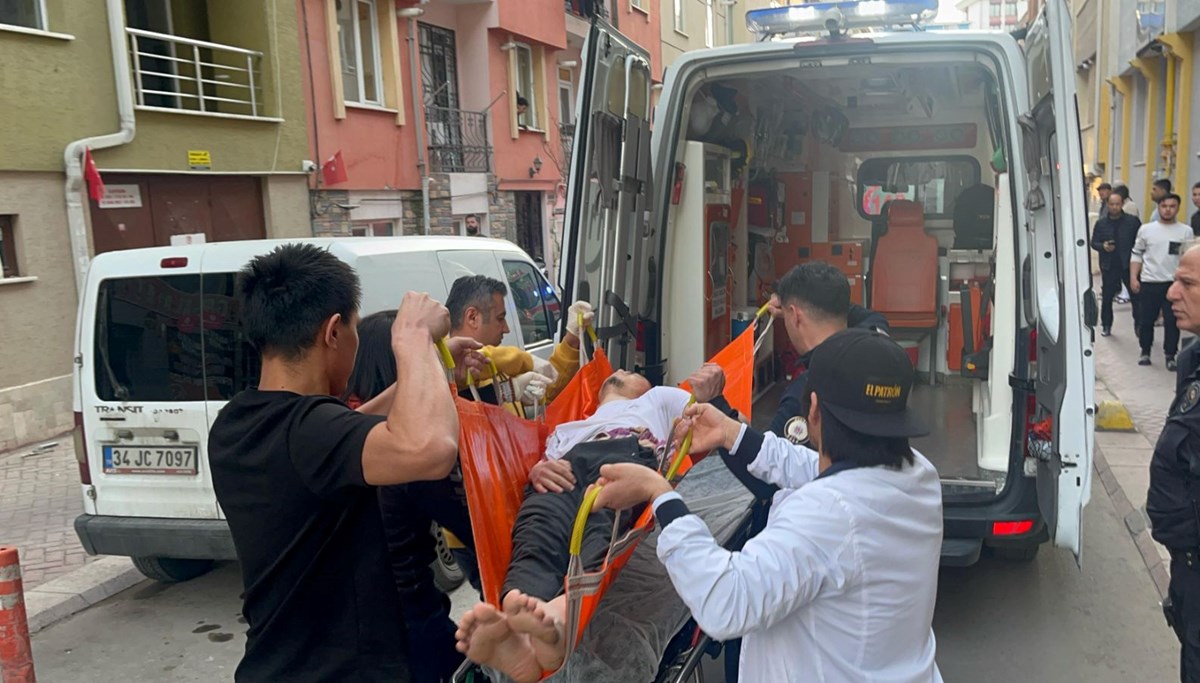 Mobil oyun yüzünden ev arkadaşlarını bıçakladı