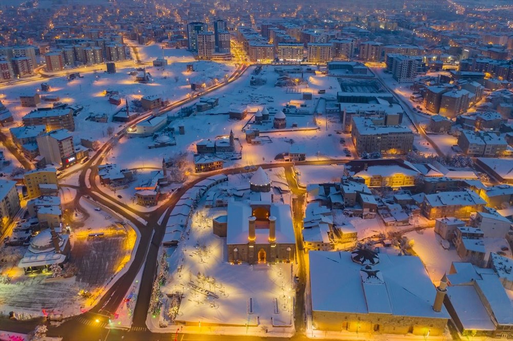 Doğu'nun "kış cenneti" Erzurum gündüz bembeyaz, gece ise ışıl ışıl - 15