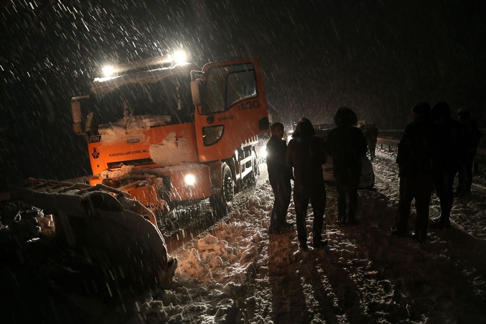 Sivas-Tokat karayolu yoğun kar yağışı dolayısıyla trafiğe kapandı - 7