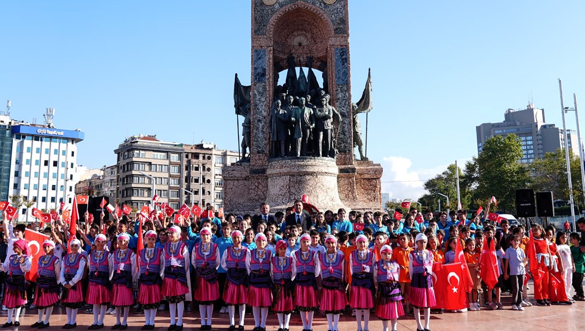 Taksim Cumhuriyet Anıtı'na çelenk bırakıldı