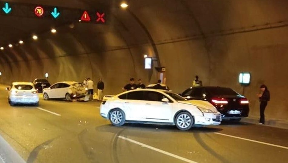 İzmir'de zincirleme trafik kazası: 3 yaralı