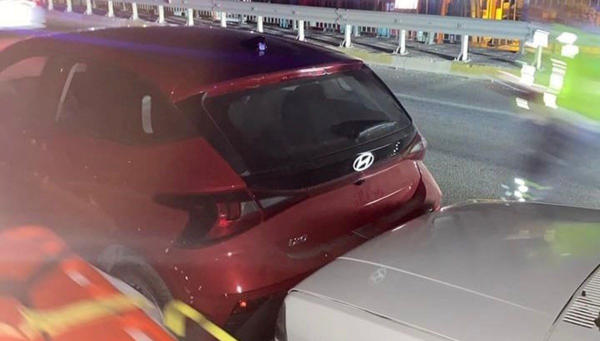 Trafik birden durdu, 5 araç birbirine girdi: 8 yaralı Trafik birden durdu, 5 araç birbirine girdi: 8 yaralı