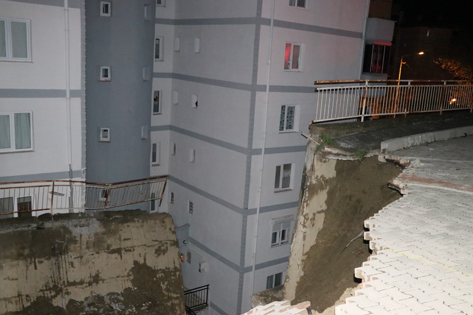 İzmir'de istinat duvarı çöktü: 2 apartman tahliye edildi - 1