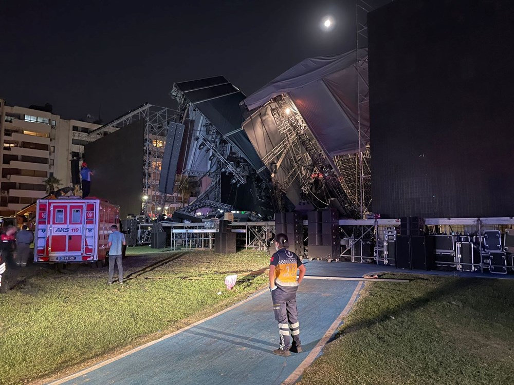 İzmir'de Tarkan konseri için kurulan sahne çöktü - 8
