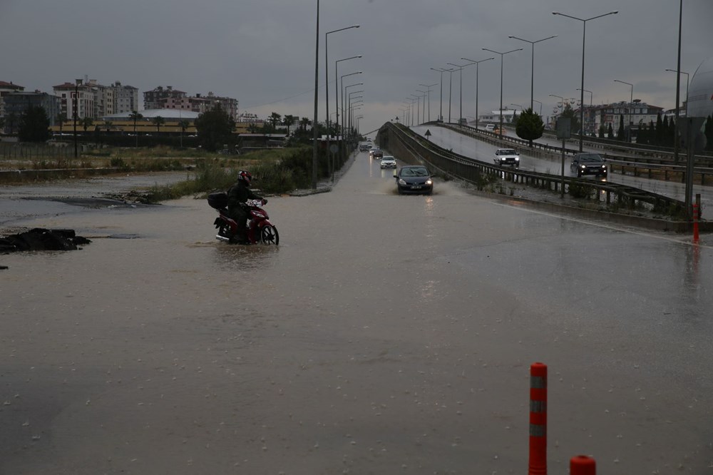 Adana ve Hatay’ı
sağanak vurdu: Ev ve iş yerlerini su bastı, araçlar yolda kaldı - 6