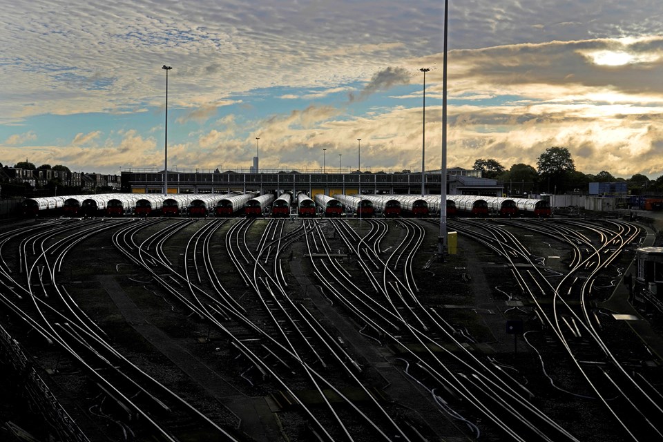 İngiltere demiryolu ulaşımı felç geçirdi: İşçiler grevde - 1