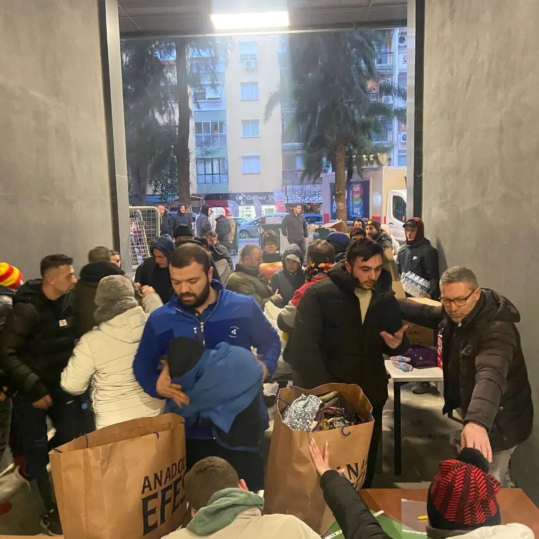 Spor Toto 1'inci Lig ekibi Göztepe'nin iç saha maçlarını oynadığı Gürsel Aksel Stadı'nda yüzlerce taraftar hazırladıkları kolileri vatandaşlarımıza göndermeye başladı. Şu ana kadar deprem bölgesine 1 tır malzemenin yollandığı ifade edildi. <br /><br /><br />