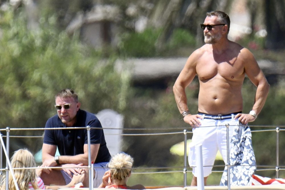 Guy Ritchie ve eşi Jacqui Ainsley tatilde: Teknede ayak masajı - 2