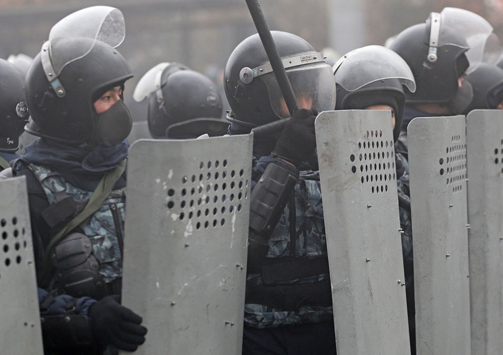 Kazakistan’ın Almatı şehrinde protestocular Valilik binasına girdi, başkentte OHAL ilan edildi - 7