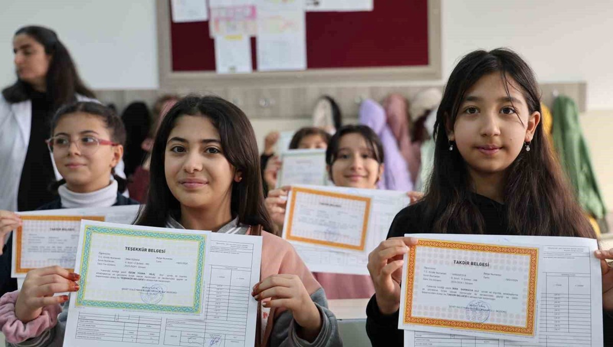 Takdir - Teşekkür hesaplama nasıl yapılır? MEB takdir ve teşekkür belgesi için kaç puan gerekir, devamsızlık etkiler mi?