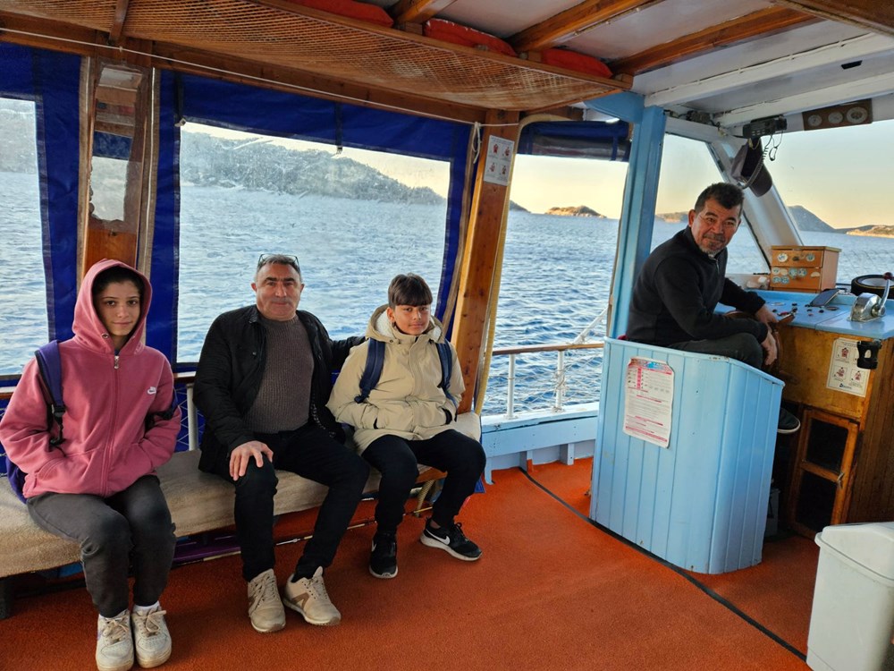 Eğitim için 5 kilometrelik yolculuk: Okula gitmek için tekneyle denizi geçiyorlar - 6