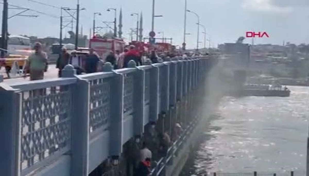 Galata Köprüsü’nde yangın paniği Galata Köprüsü’nde yangın paniği