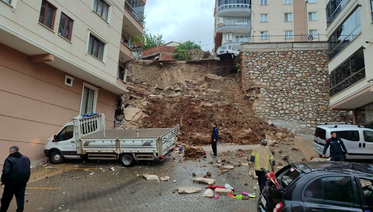 Bursa'da istinat duvarı apartmanın üzerine devrildi: 2 yaralı