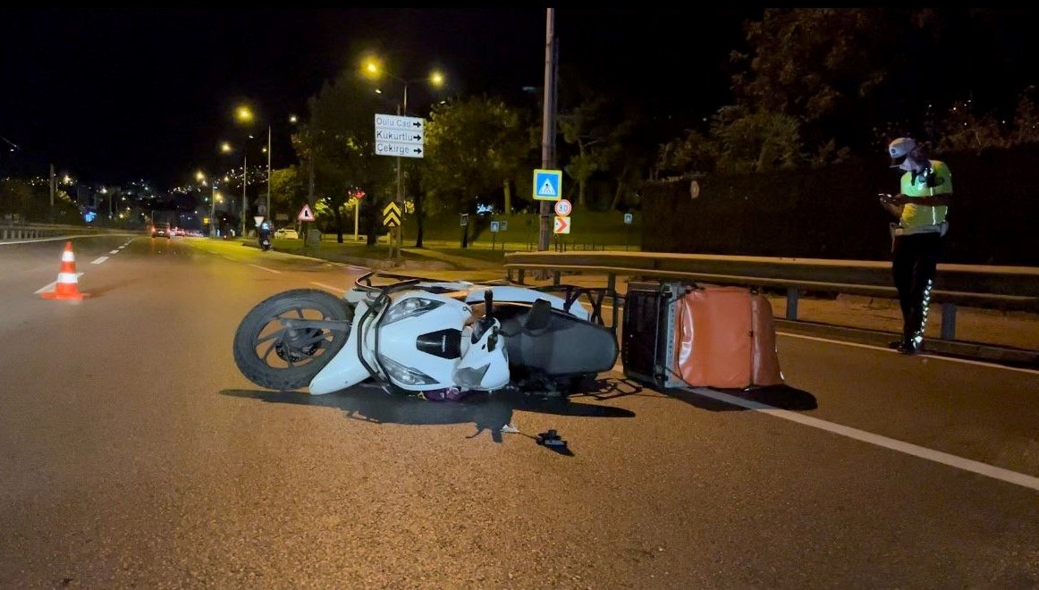 Bursa'da bariyerlere çarpan motosikletli kurye hayatını kaybetti