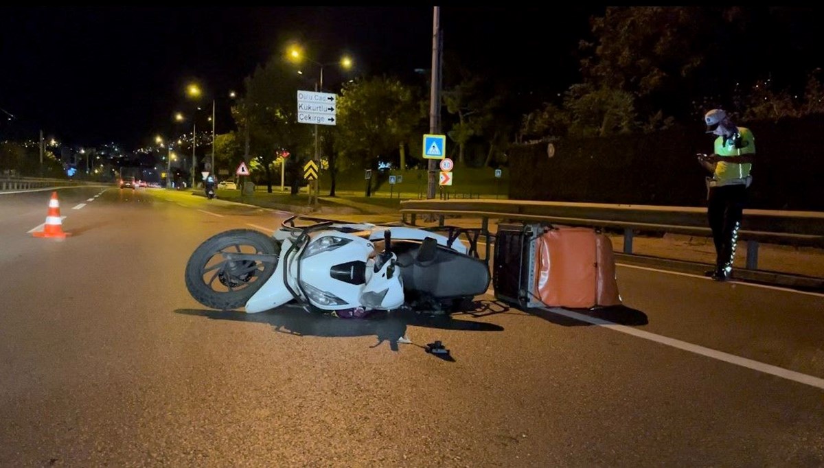 Bursa'da bariyerlere çarpan motosikletli kurye hayatını kaybetti Bursa'da bariyerlere çarpan motosikletli kurye hayatını kaybetti