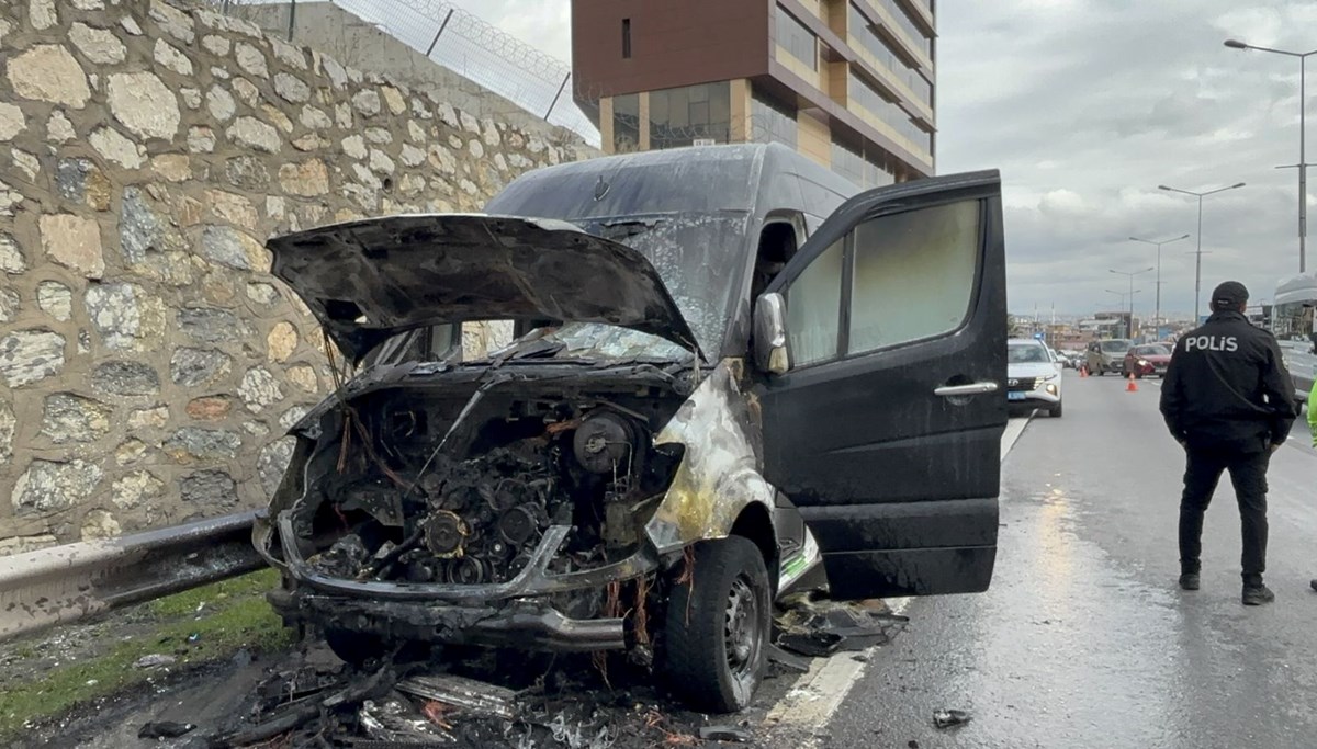 Seyir halindeki servis minibüsü yandı