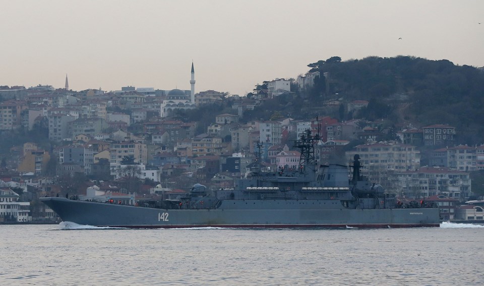 Rus askeri gemisi İstanbul Boğazı'ndan geçti - 1