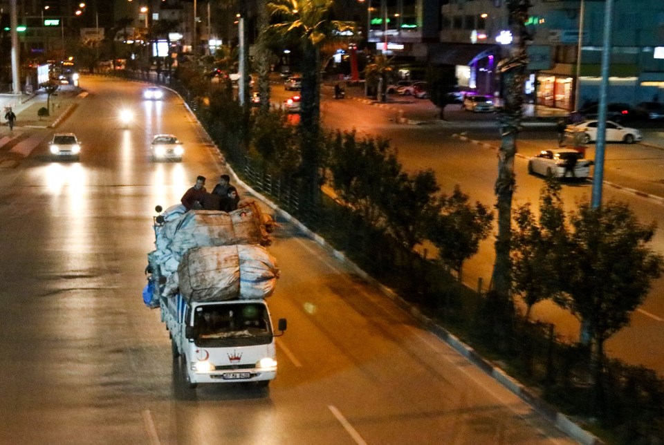 Antalya'da kamyon üzerinde tehlikeli yolculuk - 2