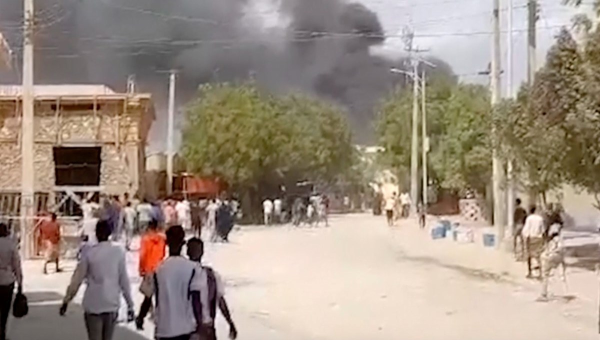 Somali'de bombalı araçla düzenlenen saldırıda ölenlerin sayısı 18'e yükseldi Somali'de bombalı araçla düzenlenen saldırıda ölenlerin sayısı 18'e yükseldi