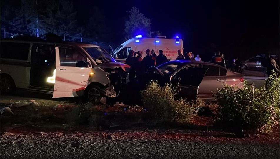 Ters yön faciası! Kafa kafaya çarpıştılar: Ölü ve yaralılar var